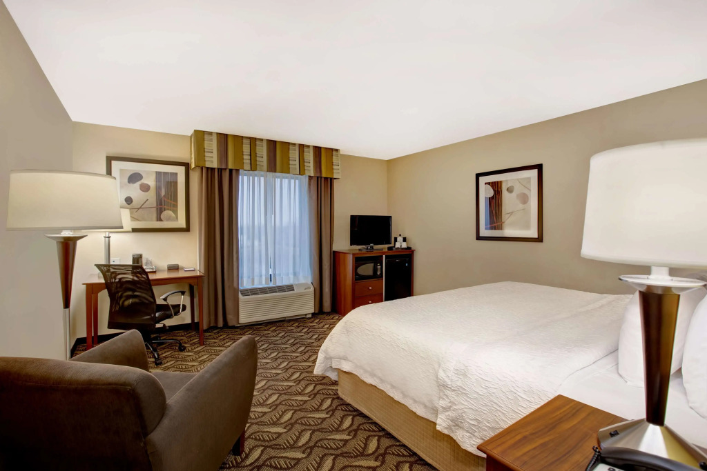 Hampton Inn Dekalb - Near the University