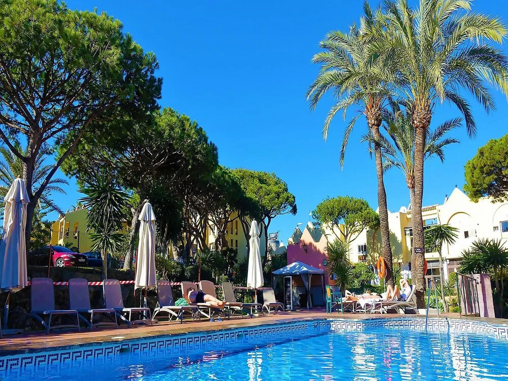 Dona Lola Carolina - Spacious 3 bedroom apartment with sea views and only few metters to the Calahonda Beach
