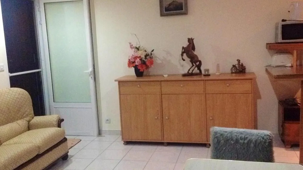 Studio in Triolet, With Enclosed Garden and Wifi - 3 km From the Beach