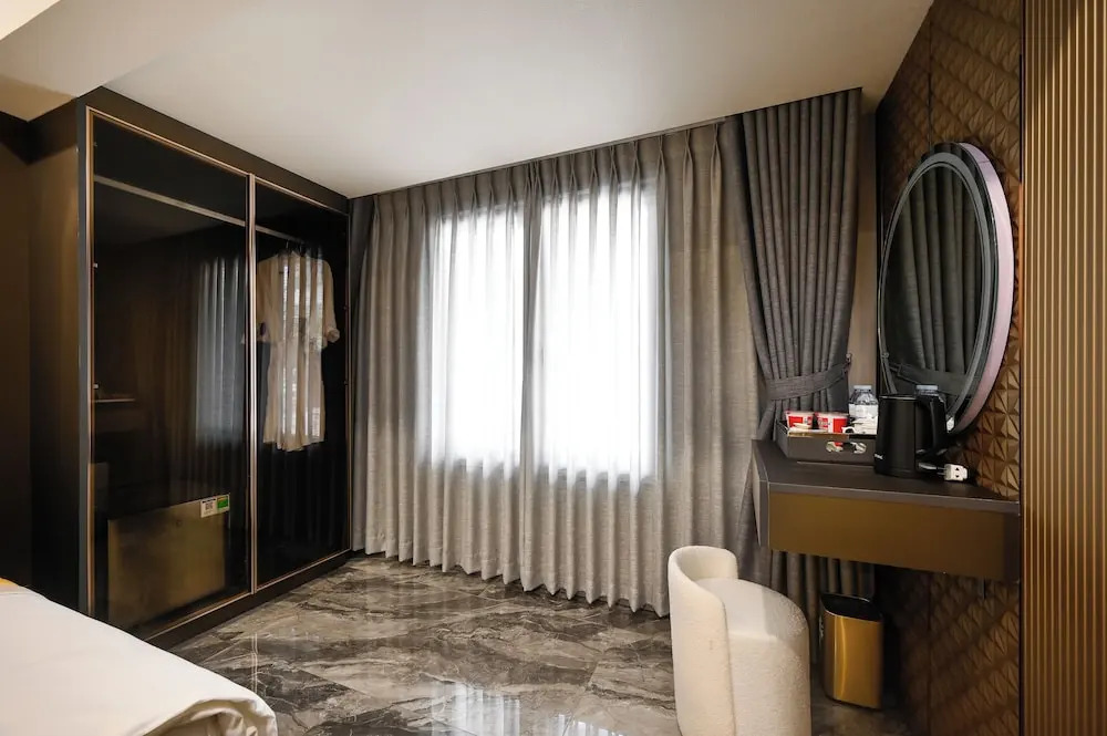 The Moon 1 Hotel