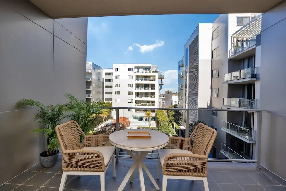 Modern 1-bed Unit With Pool Views and Balcony
