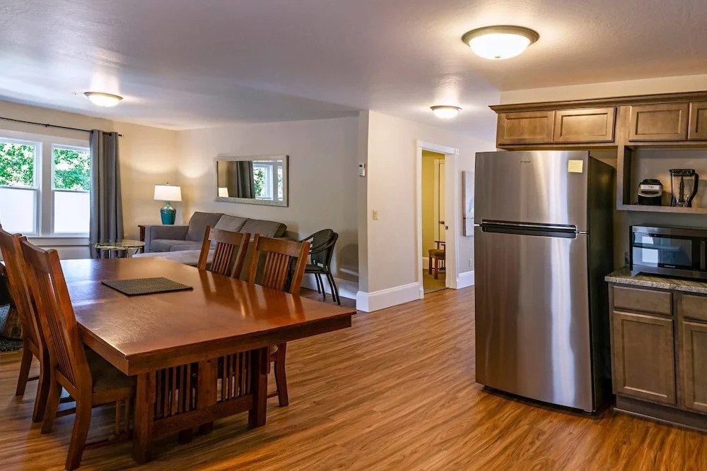 Pioneer House - North Suite