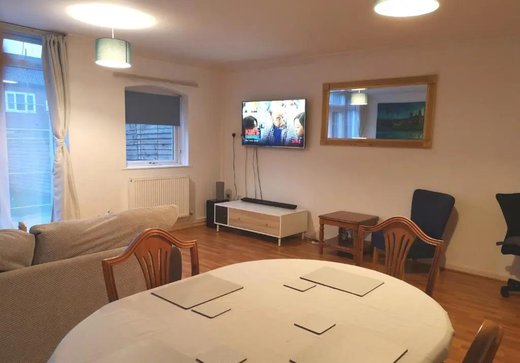 BrumStay UK - 5 Bed TownHouse with Garden and Parking for upto 3 small cars