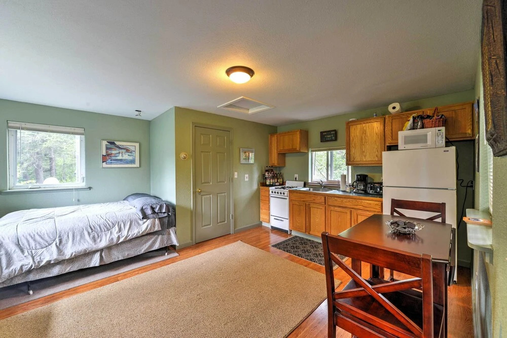 Seward Studio w/ Deck, Outdoor Dining & Mtn Views!