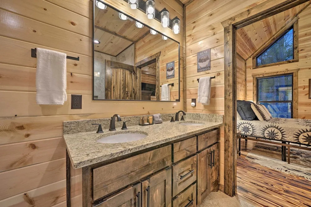Broken Bow Cabin: Deck w/ Hot Tub & Pool Table