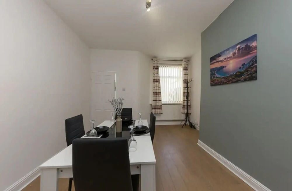 Impeccable 2-bed House in Stoke-on-trent
