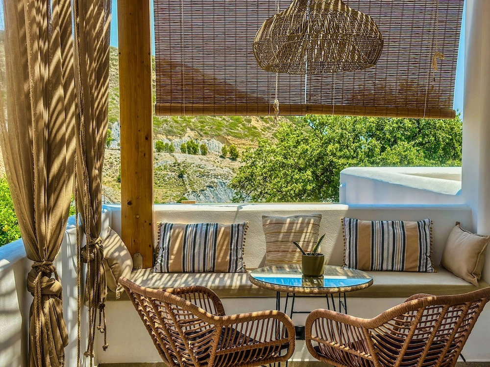 Apademia Skyros