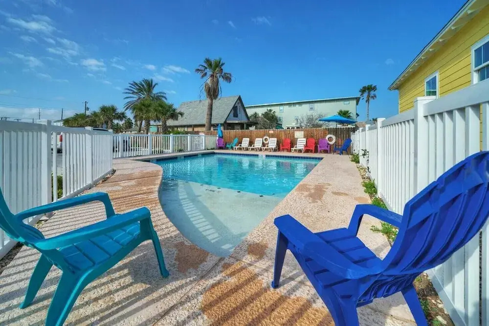Shared Pool, Walkable to Beach, Vibrant Beachy Design! Bay Bliss by Avantstay