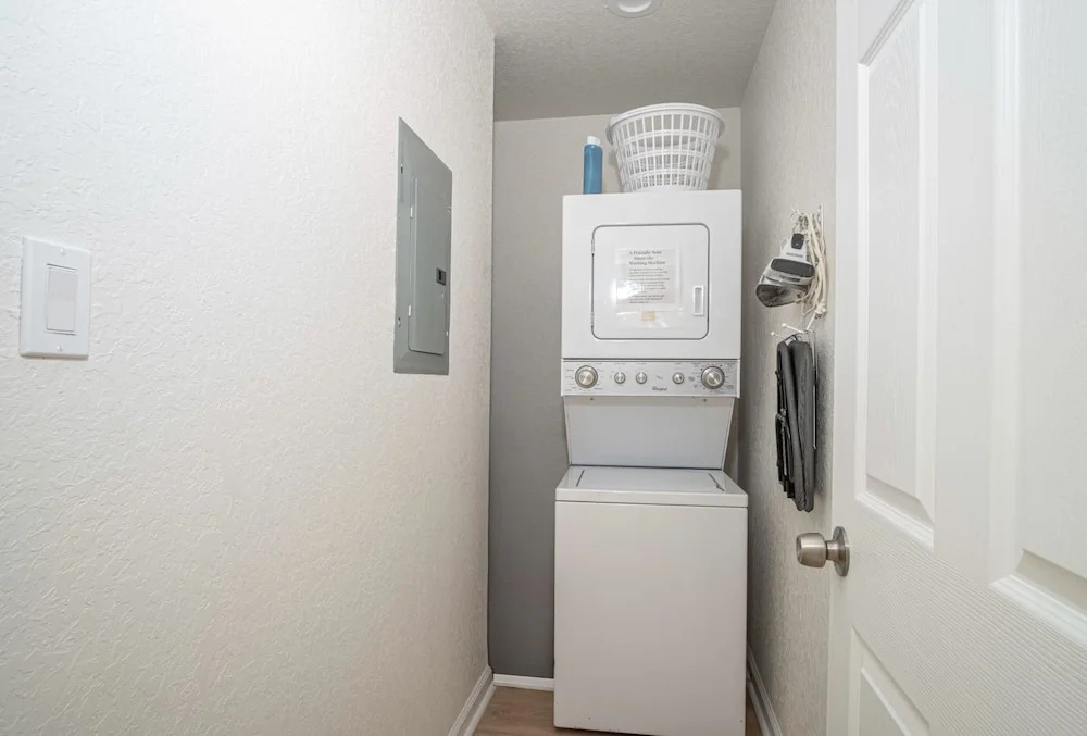 Historic Comfort 2BR/1BA Guesthouse Near Riverwalk