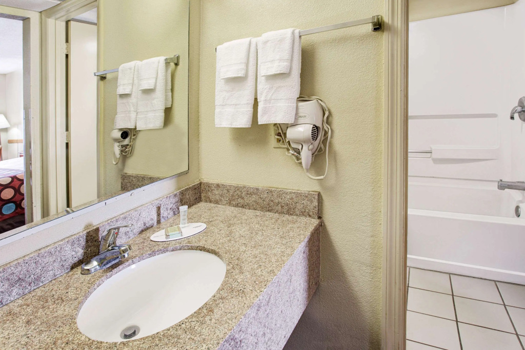 Super 8 by Wyndham Walterboro