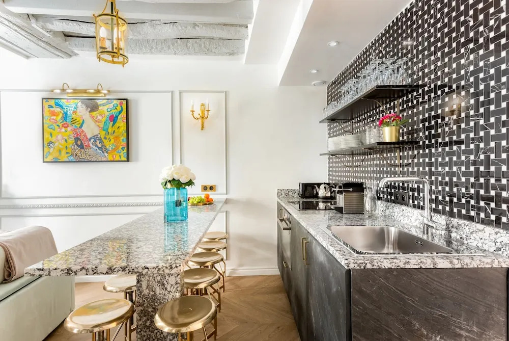 Luxury 4 Bedroom 3 Bathroom Louvre - AC