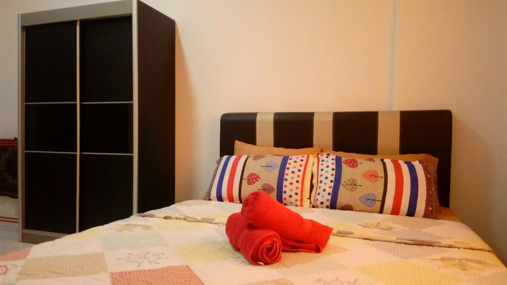 Super OYO 89930 Golden Guest House