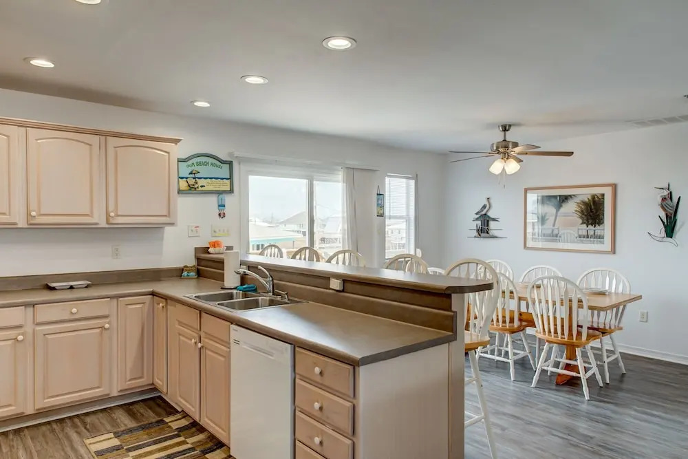 Sandbar - Spacious And Sunny - The Rooftop Crows Nest Offers Unsurpassed Island Views! 3 Bedroom Home by RedAwning
