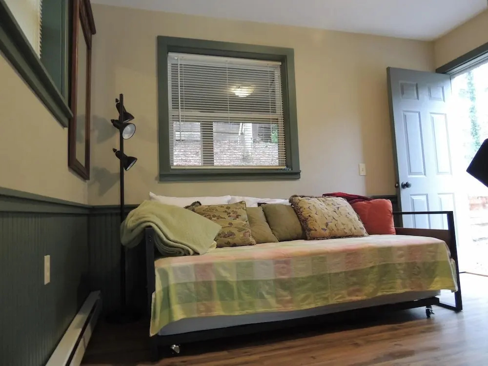 Gray Logs W/tiny House 1 Bedroom Home
