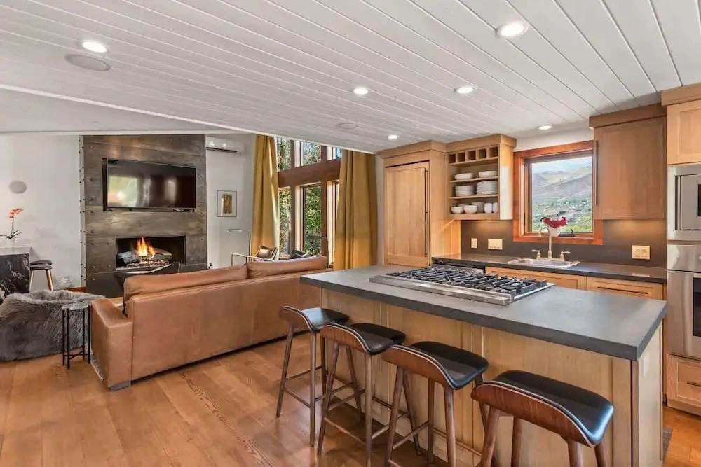 Snowline Lodge 4BR Home With Hot Tub, Pool & BBQ