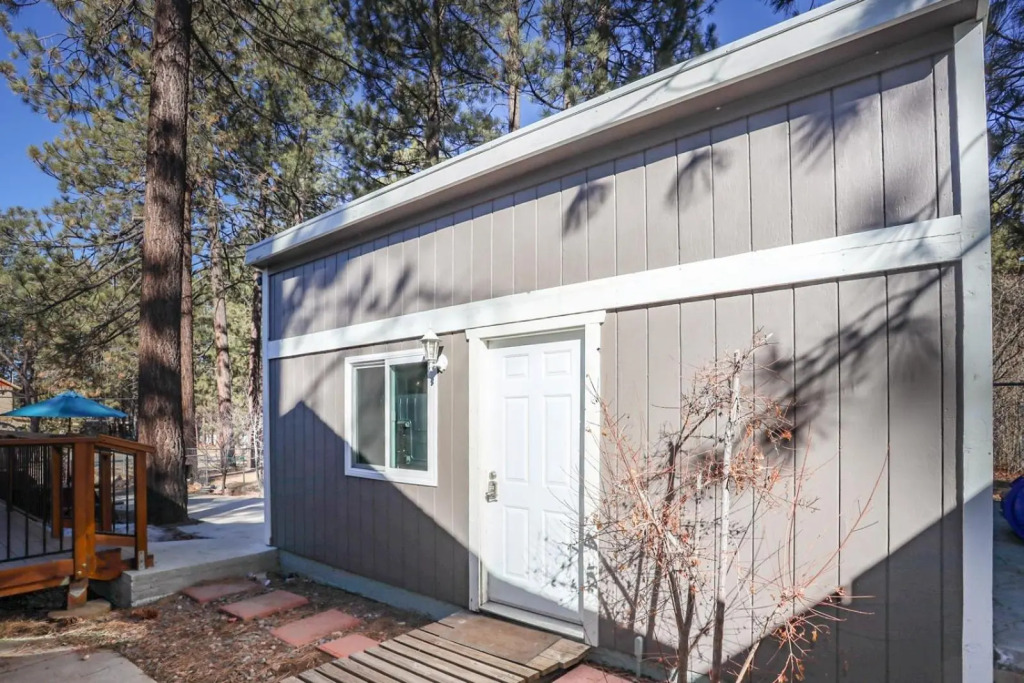Comets Cabin 3 Bedroom Home by RedAwning