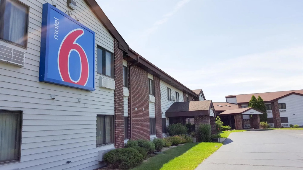 Motel 6-Saukville, WI