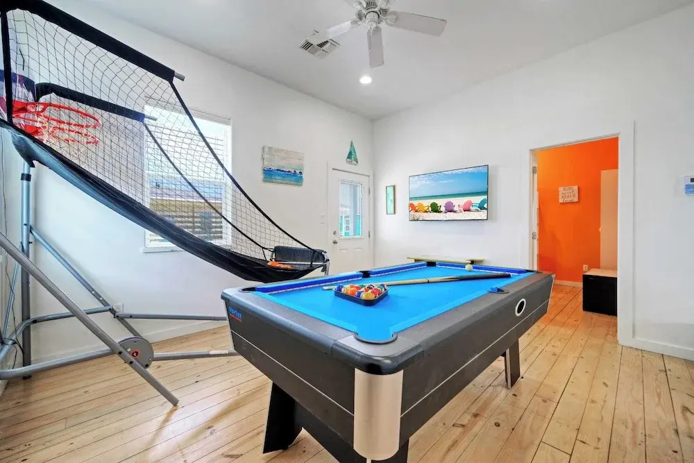2 Homes in Gulf Village by Avantstay Sleeps 24, 2blocks to the Beach, Pool, Game Room, Patio w/ Outdoor Bar