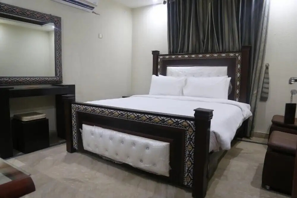Pool & Park Hotel