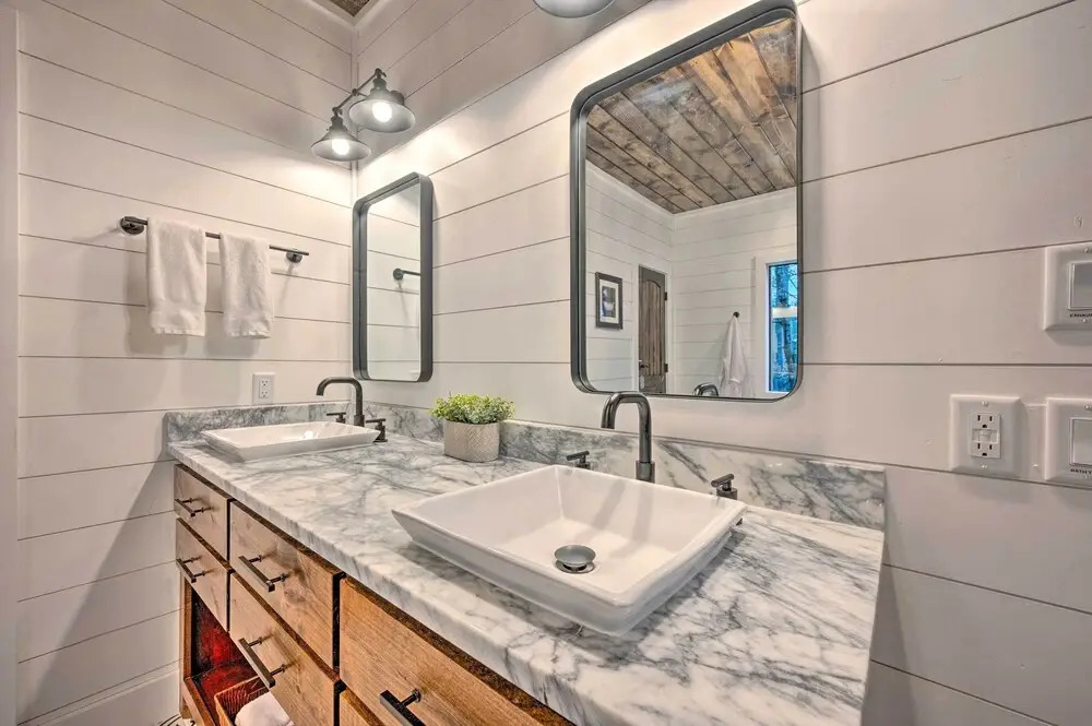 Modern Cabin w/ Hot Tub: 1 Mi From Hochatown!