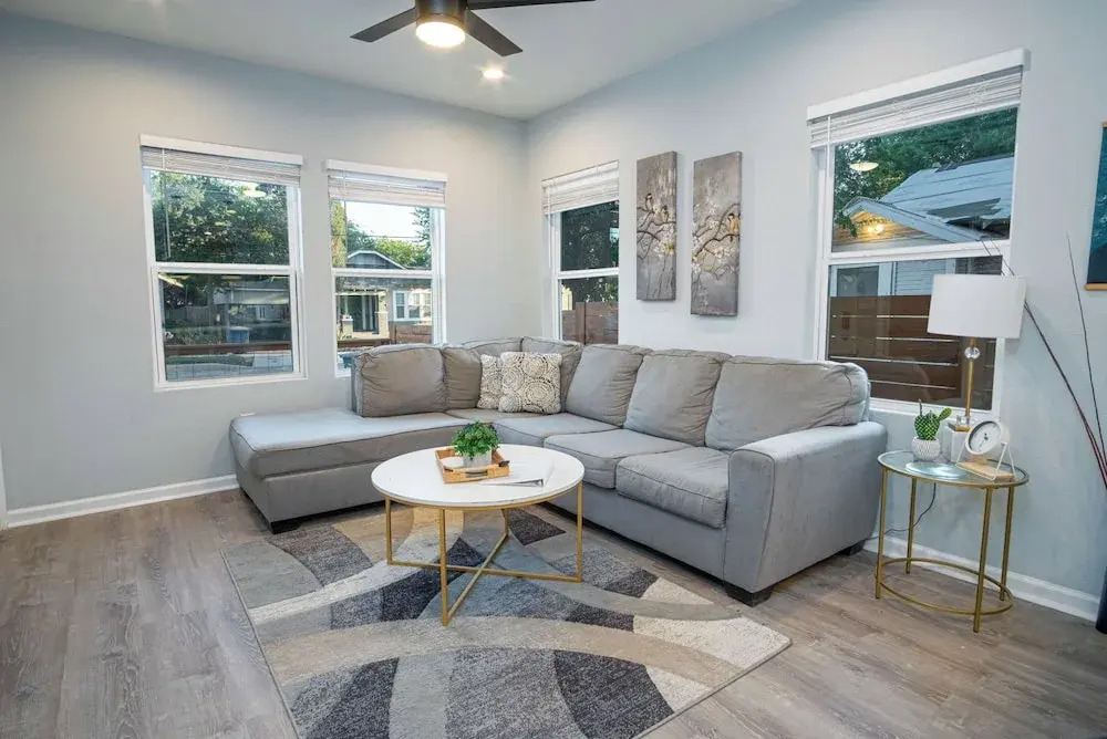 Don't Miss Dynamic 4br/2ba Near Jolly Riverwalk