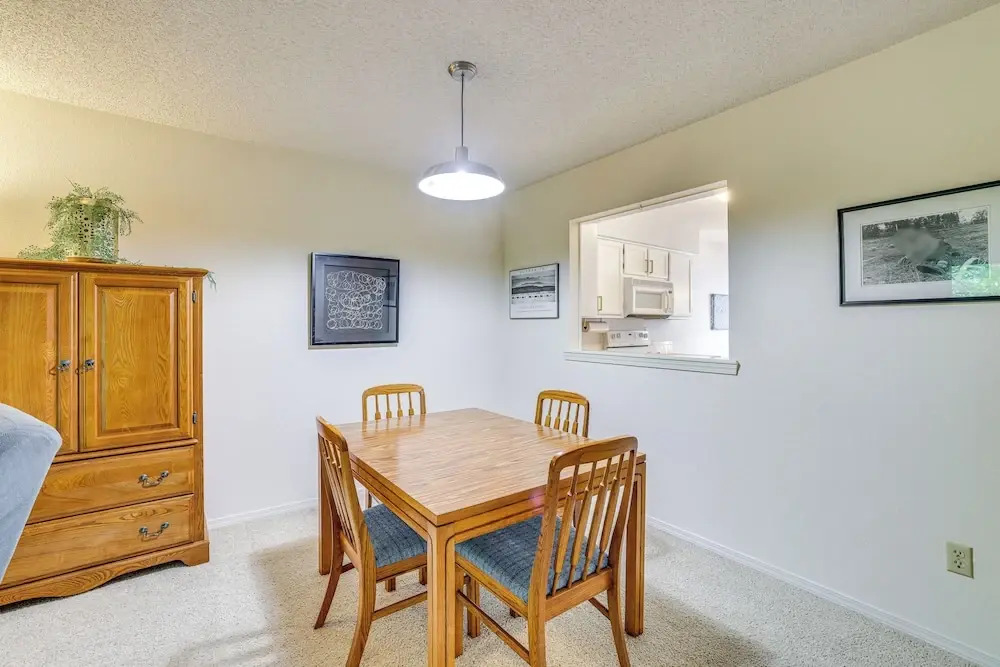 Bella Vista Townhome w/ Deck Near Back 40 Trail!