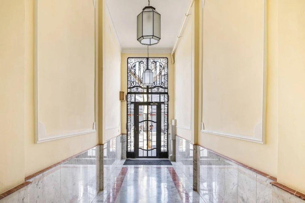 Stunning 2 Bedroom amd Bath Apartment in Eixample
