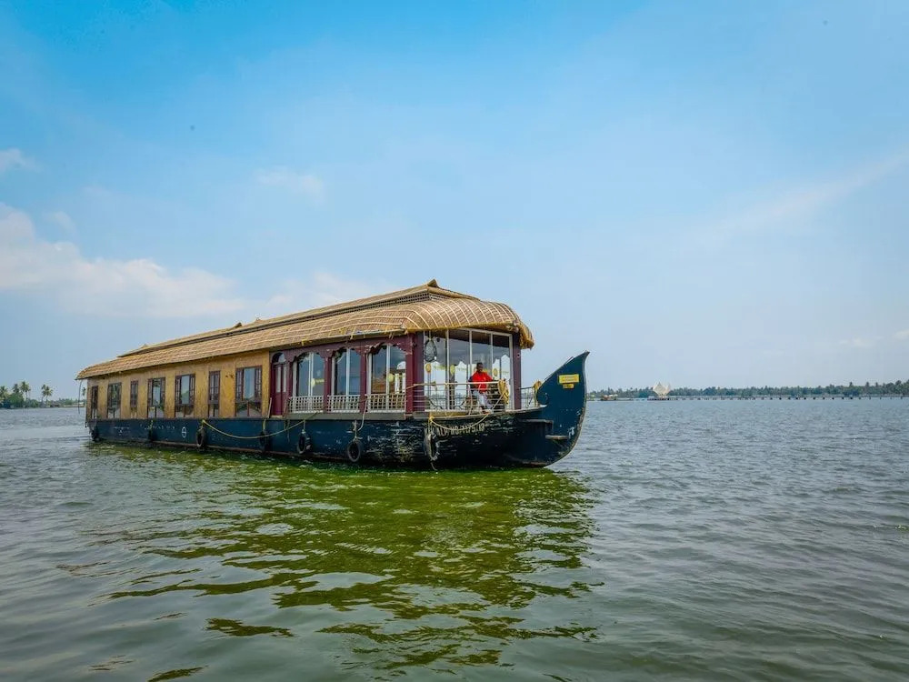 OYO 13589 HouseBoat My Trip Deluxe 4 BHK Private