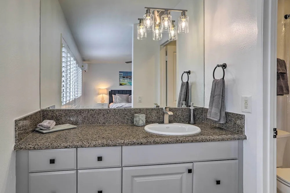 Modern Palm Springs Townhome Near Golf Courses