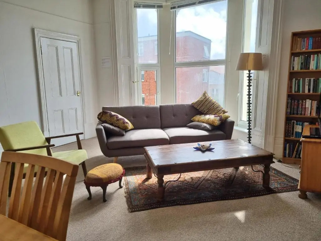 Bright, character 3 bed Apartment: 7 mins walk to sea