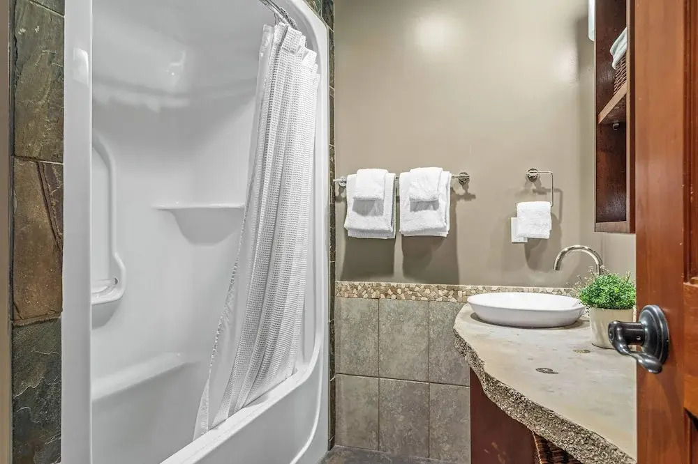 2 Bedroom Condo .Pool .Hot Tub .Gym .Spa