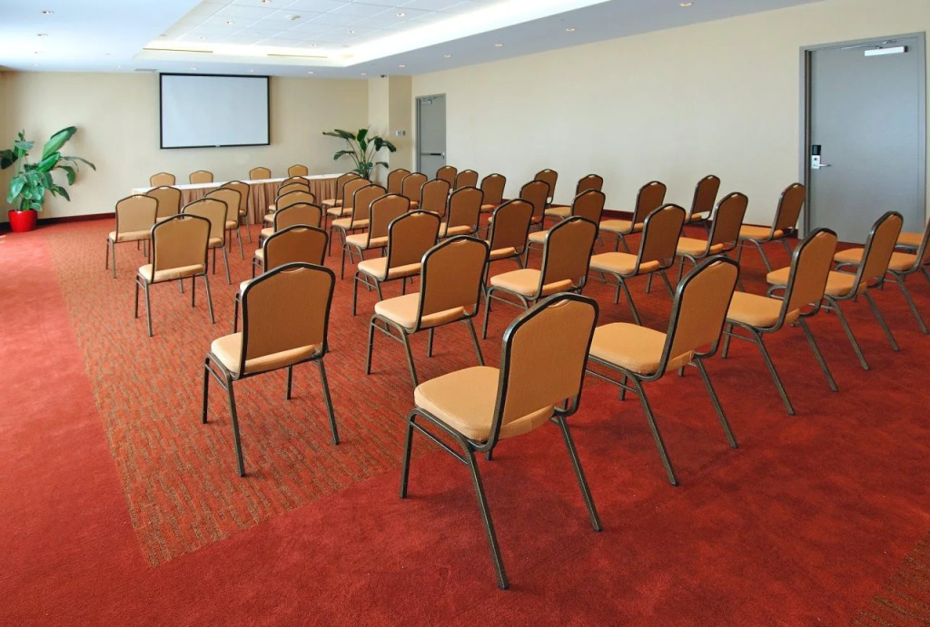 Holiday Inn & Suites Montreal Airport by IHG