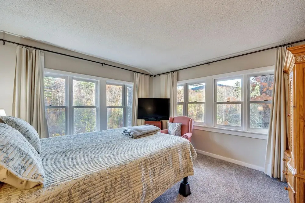 White Mountains Home w/ Hot Tub - Walk to Town!