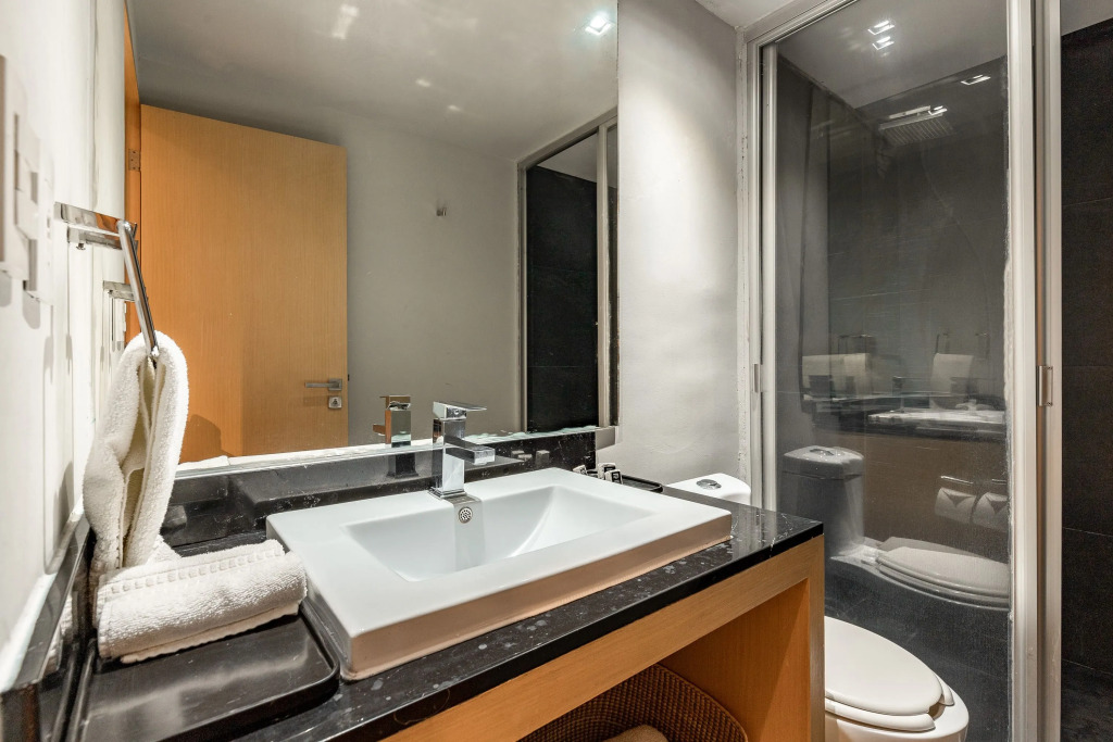 Executive 1BR Oasis With Kitchen & Private Balcony
