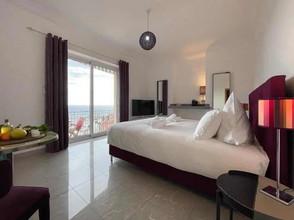 Villa lensoleillée vue panoramique mer, 250m de la plage et du centre ville