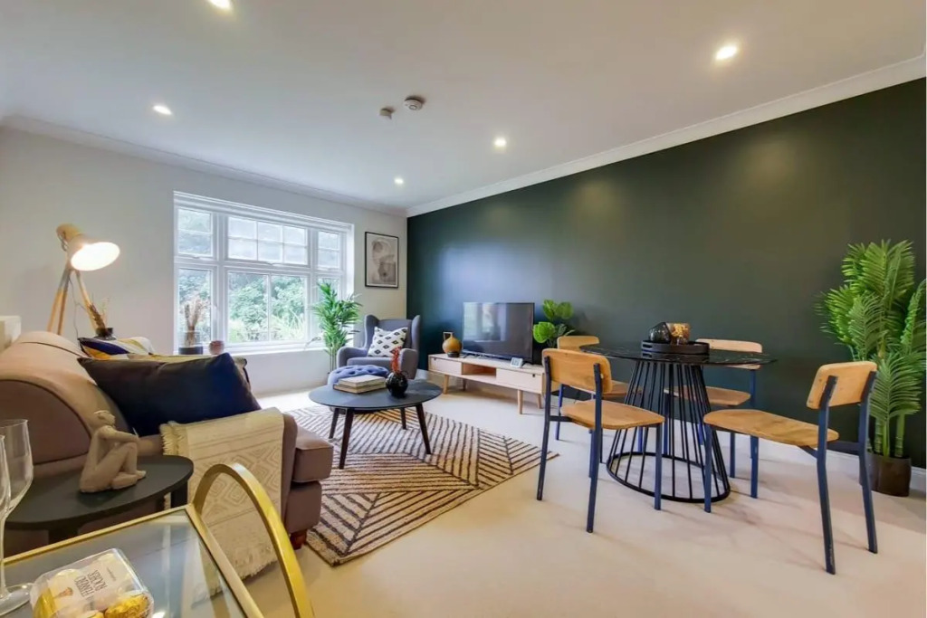 The Brockwell Park Escape - Bright 2BDR Flat with Parking