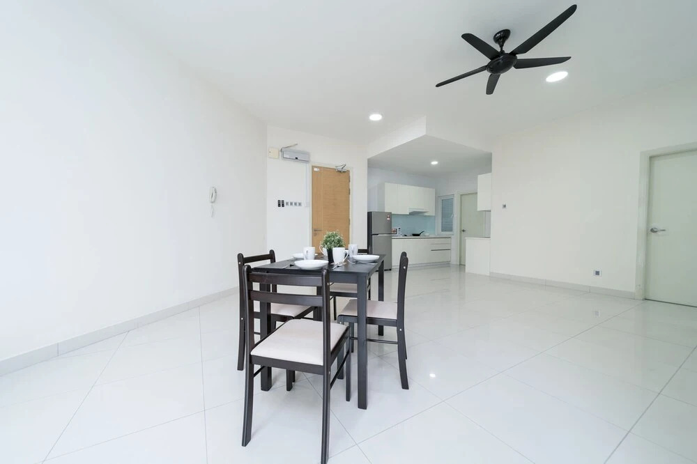 Crest Jalan Sultan Ismail by OYO Rooms