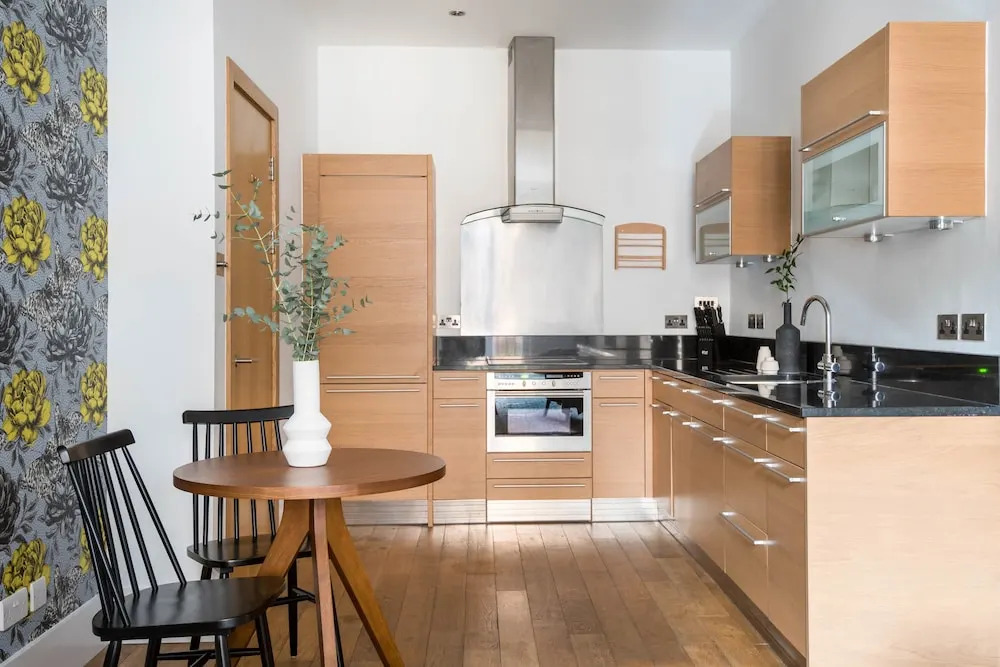 Bright Mayfair Suites by Sonder