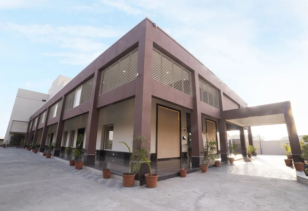HOTEL RAJHANS ABHINANDAN