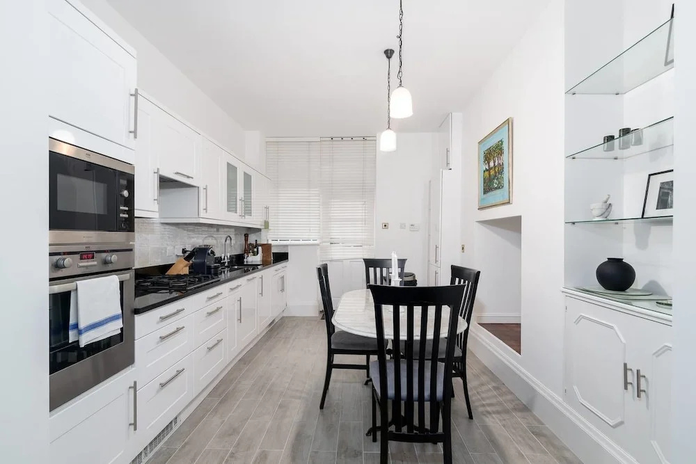 Lovely 1BR Home Near Holland Park, 4 Guests