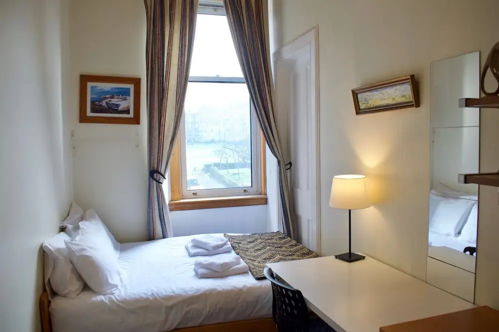 Traditional 3 Bedroom Apartment in Bruntsfield
