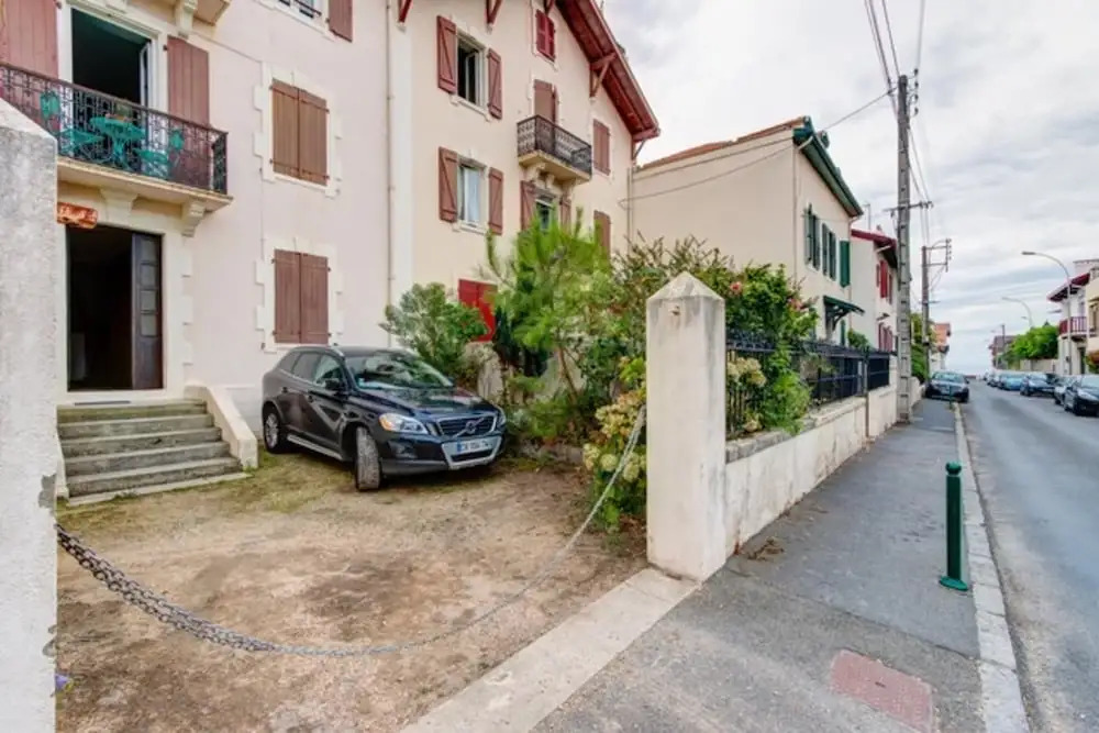 Cozy Apt Near Côte des Basques w/ Parking!