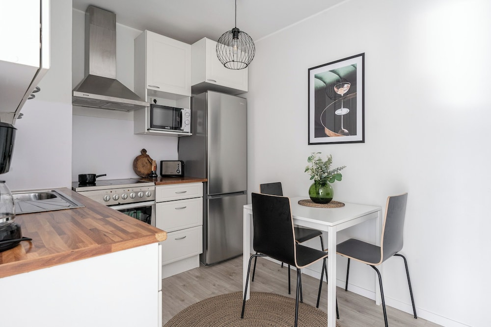 Spacious Downtown Apt with Balcony that Hosts 10