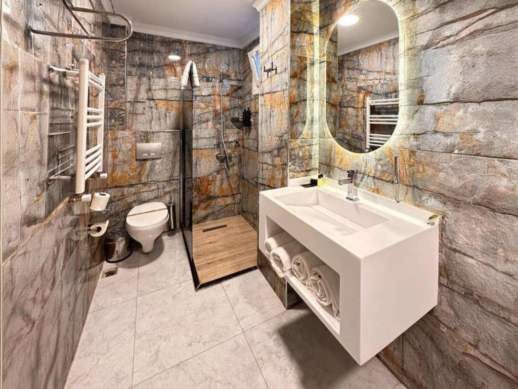216 Eagle Palace Suite