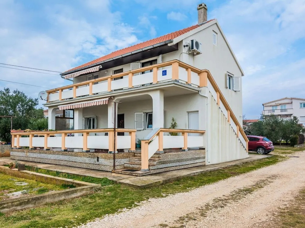 Vibrant Apartment in Vir near Sea