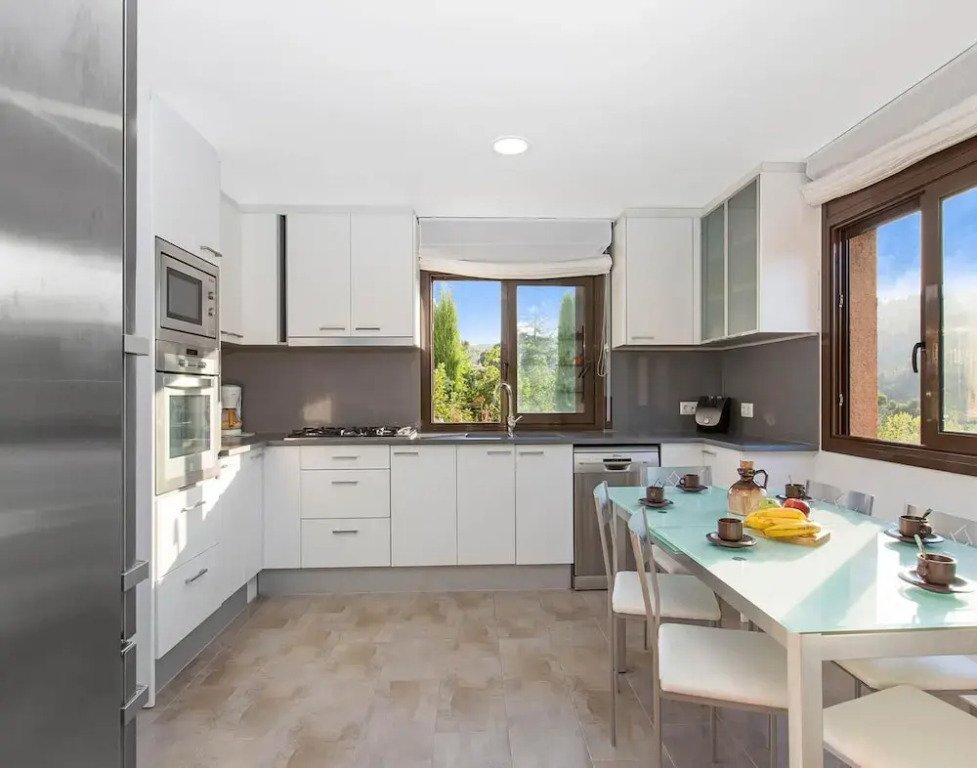 4 Bedroom House With Private Pool