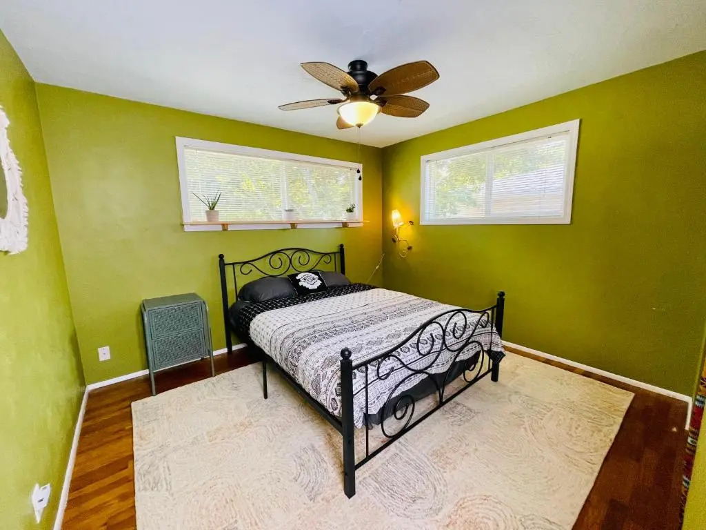 Welcome! Colorful 50's Ranch in the Heart of Eugene