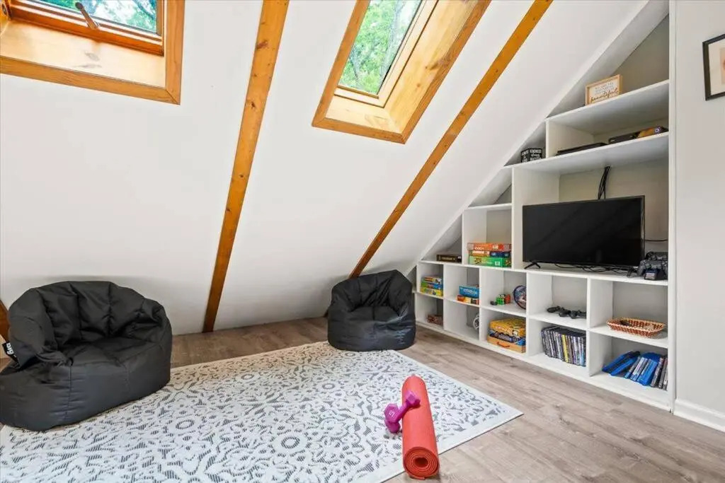 The Gingerbread House: 4 BR chalet, w/ Sunroom/Deck, sleeps 12, modern amenities