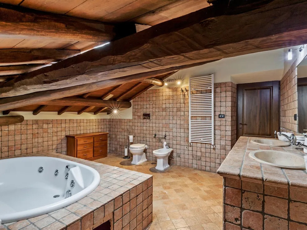 Vintage Castle in Vetralla With Swimming Pool