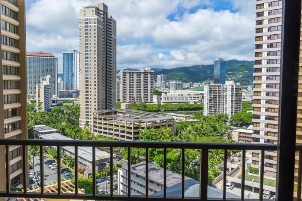 Discovery Bay One Bedroom Condos with Kitchen & Free Wifi